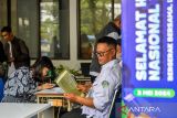 Petugas melayani siswi yang melakukan konsultasi terkait kependudukan di Kantor Dinas Pendidikan Kota Bandung, Jawa Barat, Rabu (22/5/2024). Dinas Kependudukan dan Pencatatan Sipil (Disdukcapil) Kota Bandung menggelar layanan terkait data kependudukan untuk keperluan Pendaftaran Peserta Didik Baru (PPDB) 2024 yang meliputi verifikasi dan konsultasi data kependudukan. ANTARA FOTO/Raisan Al Farisi/agr