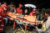 Tim SAR gabungan mengevakuasi korban saat mengikuti simulasi kesiapsiagaan bencana gempa bumi di Mal Pelayanan Publik Kota Cimahi, Cimahi, Jawa Barat, Rabu (22/5/2024). Simulasi tersebut guna memberikan edukasi, sosialisasi dan kesiapsiagaan pemerintah hingga masyarakat dalam penangunggalan serta pengurangan resiko bencana gempa bumi. ANTARA FOTO/Novrian Arbi/agr