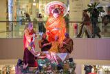 Pengunjung mengamati rupang Buddha pada Vesak Festival 2024 di Tunjungan Plaza, Surabaya, Jawa Timur, Rabu (22/5/2024). Rupang Buddha yang menggambarkan Sang Buddha merawat Bhikkhu Tissa yang sedang sakit didampingi para Bhikkhu dari berbagai tradisi tersebut mendapat penghargaan dari Museum Rekor-Dunia Indonesia (MURI) sebagai rupang Buddha bergerak terbesar di dalam gedung dengan tinggi 6,5 meter. Antara Jatim/Rizal Hanafi/um