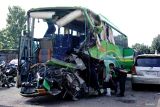 Petugas dari Dinas Perhubungan melakukan pemeriksaan bus pariwisata yang menabrak truk di tol Jombang-Mojokerto (Jomo) KM 695+400 di Satlantas Polres Jombang, Jawa Timur, Kamis (23/5/2024). Pemeriksaan bus pariwisata yang membawa rombongan SMP PGRI Wonosari Malang itu untuk mengetahui kondisi kendaraan serta kelengkapan pasca terlibat kecelakaan di tol Jomo dan mengakibatkan dua orang meninggal dunia. Antara Jatim/Syaiful Arif/um