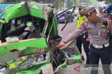 Polresta Bogor evakuasi angkot tabrakan dengan truk sampah di Jalan Sudirman