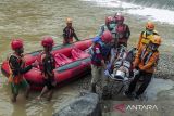Peserta mengevakuasi korban kecelakaan sungai saat latihan potensi SAR di Bendungan Cimandiri, Nyalindung, Kabupaten Sukabumi, Jawa Barat, Kamis (23/5/2024). Latihan yang digelar oleh Forum Koordinasi Potensi Pencarian dan Pertolongan Daerah (FKP3D) Sukabumi tersebut bertujuan untuk meningkatkan kemampuan dan keterampilan SAR di air. ANTARA FOTO/Henry Purba/agr
