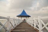 Sejumlah wisatawan mengunjungi wisata Pantai Bentar di Probolinggo, Jawa Timur, Jumat (24/5/2024). Menurut pihak pengelola, pada libur panjang Waisak jumlah kunjungan wisata di pantai tersebut mengalami peningkatan dengan rata-rata 500 orang per hari dibanding hari biasa. Antara Jatim/Irfan Sumanjaya/um