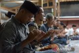 Warga berdoa dan tahlilan  saat  memperingati 20 tahun bencana gempa dan tsunami di  Balai Pengajian Darul Munawarah Al Mubarak, Desa Cot Lamkuweuh, Banda Aceh, Aceh, Kamis (23/5/2024).  Sejumlah warga desa di daerah pesisir  Banda Aceh dan kabupaten Aceh Besar menggelar doa bersama memperingati 20 tahun bencana gempa dan tsunami  berdasakan kalender  Islam 14 Dzulqaidah 1445 Hijiriyah dengan tema 