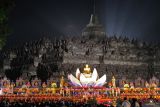Sejumlah Bhikkhu bermeditasi saat detik-detik Waisak 2568 BE/2024 di pelataran Candi Borobudur, Magelang, Jawa Tengah, Kamis (23/5/2024). Detik-detik Waisak tahun ini jatuh pada pukul 20:52:42 WIB. ANTARA FOTO/Anis Efizudin/wsj.