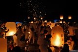 Peserta menerbangkan lampion saat Festival Lampion Waisak 2024 di Marga Utama kompleks Taman Wisata Candi (TWC) Borobudur, Magelang, Jawa Tengah, Kamis (23/5/2024). Penerbangan lampion perdamaian sebanyak 2.568 buah tersebut merupakan acara penutup rangkaian perayaan Hari Raya Tri Suci Waisak 2568 BE/2024. ANTARA FOTO/Anis Efizudin/wsj.