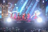 Anggota grup JKT48 tampil menghibur penonton pada acara Paskita 2024 di Atlantis Land, Kenpark, Surabaya, Jawa Timur, Jumat (24/5/2024) malam. Dalam festival musik tersebut JKT48 membawakan enam lagu diantaranya Karena Kusuka Dirimu, Magic Hour, dan Heavy Rotation. Antara Jatim/Rizal Hanafi/um 