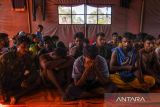Sejumlah imigran etnis Rohingya berada di tenda darurat di Desa Kwala Langkat, Tanjung Pura, Langkat, Sumatera Utara, Kamis (23/5/2024). Sebanyak 51 imigran etnis Rohingya terdampar di kawasan tersebut pada Rabu (22/5) sekitar pukul 10.00 WIB. ANTARA FOTO/Fransisco Carolio
