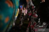 Partisipan turut berjoget dalam acara Malam Budaya World Water Forum ke-10 di Taman Bhagawan, Badung, Bali, Jumat (24/5/2024). ANTARA FOTO/Media Center World Water Forum 2024/Muhammad Adimaja/wsj.