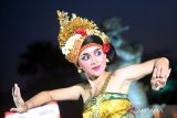 Penari membawakan tarian Bali pada Malam Budaya World Water Forum ke-10 di Taman Bhagawan, Badung, Bali, Jumat (24/5/2024). ANTARA FOTO/Media Center World Water Forum 2024/Muhammad Adimaja/wsj.