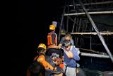 Tim SAR Pangkalpinang saat melakukan evakuasi terhadap ABK kapal tenggelam akibat dihantam ombak di perairan Semujur, Minggu (26/5/2024). ANTARA FOTO/HO-Kansar Pangkalpinang