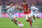 Pesepak bola Bali United Rahmat (kanan) berebut bola dengan pesepak bola Borneo FC Samarinda Adam Alis (kiri) saat pertandingan leg pertama perebutan tempat ketiga Championship Series Liga 1 2023/2024 di Stadion Kapten I Wayan Dipta Gianyar, Bali, Sabtu (25/5/2024). Kedua tim bermain imbang dengan skor 0-0. ANTARA FOTO/Fikri Yusuf/wsj.