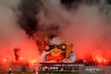 Suporter Bali United menyalakan flare saat pertandingan leg pertama perebutan tempat ketiga Championship Series Liga 1 2023/2024 melawan Borneo FC Samarinda di Stadion Kapten I Wayan Dipta Gianyar, Bali, Sabtu (25/5/2024). Kedua tim bermain imbang dengan skor 0-0. ANTARA FOTO/Fikri Yusuf/wsj.