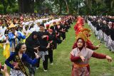 Sejumlah peserta menari pada acara Gebyar Tari Massal di Alun-alun Kabupaten Magetan, Jawa Timur, Sabtu (25/5/2024). Tari massal yang diikui 2.024 peserta terdiri murid SD dan SMP serta guru seni tersebut dalam rangkaian peringatan Hardiknas 2024. Antara Jatim/Siswowidodo/mas.