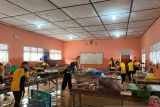 Anggota Polres OKU bersihkan lumpur di sekolah yang terendam banjir