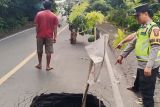 Ruas jalan lintas sumatera di OKU amblas, membentuk lubang berdiameter dua meter