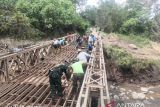 TNI bangun jembatan permudah bantu korban banjir lahar Gunung Marapi