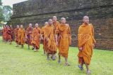 Sejumlah Bhikku peserta ritual Thudong berjalan di areal dalam Candi Kedaton saat Perayaan Waisak Bersama 2568 BE/2024 di Kawasan Cagar Budaya Nasional (KCBN) Muara Jambi, Muaro Jambi, Jambi, Minggu (26/5/2024). Perayaan Waisak yang mengangkat tema Kesadaran Keberagaman Jalan Hidup Luhur, Harmonis, dan Bahagia tersebut diikuti dua ribuan lebih umat Buddha setempat dan puluhan Bhikku peserta ritual Thudong dari sejumlah negara. ANTARA FOTO/Wahdi Septiawan/rwa.