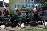 Kapolda Jatim, Irjen Pol Imam Sugianto (tengah) , Karojemangar Serena Polri Brigjen Andik Setiyono (kanan) dan Pj Bupati Jombang Sugiat (kiri) melakukan penanaman pohon pule usai  groundbreaking pembangunan rumah sakit (RS) Bhayangkara Jombang, Jawa Timur, Selasa (28/5/2024). Polri menggelontorkan anggran senilai Rp 30 miliar untuk pembangunan RS Bhayangkara Jombang di atas lahan 3 ribu meter dan ditargetkan selesai pada November 2024. Antara Jatim/Syaiful Arif/um