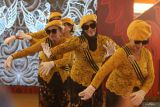 Sejumlah lanjut usia (lansia) mengikuti lomba joget pada Festival Lansia di Kediri, Jawa Timur, Selasa (28/5/2024). Festival Lansia dengan tema Lansia Gembira, Lansia Bahagia, Lansia Berdaya yang diselenggarakan pemerintah daerah setempat tersebut diisi dengan kegiatan lomba merias wajah, peragaan busana, dan lomba joget sebagai upaya sosialisasi hidup sehat. Antara Jatim/Prasetia Fauzani/um