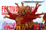  Sejumlah lanjut usia (lansia) mengikuti lomba joget pada Festival Lansia di Kediri, Jawa Timur, Selasa (28/5/2024). Festival Lansia dengan tema Lansia Gembira, Lansia Bahagia, Lansia Berdaya yang diselenggarakan pemerintah daerah setempat tersebut diisi dengan kegiatan lomba merias wajah, peragaan busana, dan lomba joget sebagai upaya sosialisasi hidup sehat. Antara Jatim/Prasetia Fauzani/um