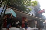 Pekerja mengamankan barang saat terjadi kebakaran toko cat di Kawasan Krian, Sidoarjo, Jawa Timur, Selasa (28/5/2024). Sebanyak tujuh unit mobil Pemadam Kebakaran (PMK) dikerahkan ke lokasi tersebut dan musibah kebakaran itu belum diketahui penyebabnya. Antara Jatim/Umarul Faruq/mas 