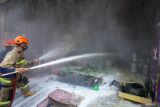 Petugas pemadam kebakaran berusaha memadamkan api yang membakar toko cat di Kawasan Krian, Sidoarjo, Jawa Timur, Selasa (28/5/2024). Sebanyak tujuh unit mobil Pemadam Kebakaran (PMK) dikerahkan ke lokasi tersebut dan musibah kebakaran itu belum diketahui penyebabnya. Antara Jatim/Umarul Faruq/mas 