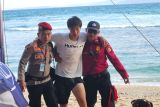 Terkena sirip ikan, petugas beri pertolongan pertama pada atlet surfing asal Jepang