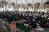 Jamaah calon haji (JCH)  kloter pertama bersiap mengikuti tradisi peusijuk (tepung tawar)  saat pelepasan menuju asrama haji embarkasi Aceh di Masjid Baitul Makmur, kabupaten Aceh Besar, Aceh, Selasa (28/5/2024).  Pemerintah Aceh akan memberangkatkan sebanyak  393 jamaah calon haji (JCH) yang tergabung dalam kloter pertama asal kabupaten Aceh Besar dan Sabang  ke Arab Saudi  melalui embarkasi  Aceh.  ANTARA FOTO/Ampelsa.