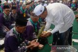 Ketua Majellis Permusyawaratan Ulama (MPU) kabupaten Aceh Besar, Tengku Nasruddin (kanan) melakukan tradisi peusijuk (tepung tawar) kepada jamaah calon haji (JCH) kloter pertama  saat pelepasan menuju asrama haji embarkasi Aceh di Masjid Baitul Makmur, kabupaten Aceh Besar, Aceh, Selasa (28/5/2024).  Pemerintah Aceh akan memberangkatkan sebanyak  393 jamaah calon haji (JCH) yang tergabung dalam kloter pertama asal kabupaten Aceh Besar dan Sabang  ke Arab Saudi  melalui embarkasi  Aceh.  ANTARA FOTO/Ampelsa.