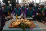 Jamaah calon haji (JCH)  kloter pertama bersiap mengikuti tradisi peusijuk (tepung tawar)  saat pelepasan menuju asrama haji embarkasi Aceh di Masjid Baitul Makmur, kabupaten Aceh Besar, Aceh, Selasa (28/5/2024).  Pemerintah Aceh akan memberangkatkan sebanyak  393 jamaah calon haji (JCH) yang tergabung dalam kloter pertama asal kabupaten Aceh Besar dan Sabang  ke Arab Saudi  melalui embarkasi  Aceh.  ANTARA FOTO/Ampelsa.