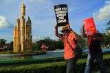 Jurnalis Pontianak melakukan aksi unjuk rasa menolak Rancangan Undang-Undang (RUU) Penyiaran di Pontianak, Kalimantan Barat, Senin (27/5/2024). Sejumlah organisasi profesi jurnalis seperti AJI Pontianak, Ikatan Jurnalis Televisi Indonesia (IJTI) Kalbar, PFI Pontianak, Jurnalis Perempuan Khatulistiwa (JPK), FJPI Kalbar serta lainnya menolak revisi UU Penyiaran dan menuntut agar DPR mempertimbangkan kembali ketentuan-ketentuan yang berpotensi merugikan kebebasan pers dan demokrasi di Indonesia. ANTARA FOTO/Jessica Wuysang/aww.

