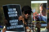 Jurnalis Pontianak melakukan aksi unjuk rasa menolak Rancangan Undang-Undang (RUU) Penyiaran di Pontianak, Kalimantan Barat, Senin (27/5/2024). Sejumlah organisasi profesi jurnalis seperti AJI Pontianak, Ikatan Jurnalis Televisi Indonesia (IJTI) Kalbar, PFI Pontianak, Jurnalis Perempuan Khatulistiwa (JPK), FJPI Kalbar serta lainnya menolak revisi UU Penyiaran dan menuntut agar DPR mempertimbangkan kembali ketentuan-ketentuan yang berpotensi merugikan kebebasan pers dan demokrasi di Indonesia. ANTARA FOTO/Jessica Wuysang/aww. 
