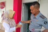 Petugas Lapas Sampit jalani tes urine deteksi dini penyalahgunaan narkoba