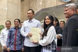 Nirina Zubir terima dua sertifikat tanah dari menteri ATR/BPN