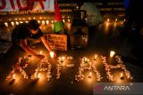 Massa aksi menyalakan lilin saat mengikuti aksi Hari Berkabung Internasional untuk Palestina di Monumen Solidaritas Asia Afrika, Bandung, Jawa Barat, Rabu (29/5/2024). Aksi tersebut mengecam tindakan Israel yang menghancurkan tenda pengungsi di Rafah, Palestina pada 26 Mei lalu dan mengusulkan kepada Pemerintah untuk memperingati 26 Mei sebagai Hari Berkabung Internasional untuk Palestina. ANTARA FOTO/Raisan Al Farisi/agr