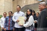 Menteri ATR/BPN serahkan dua sertifikat tanah kepada keluarga artis Nirina Zubir