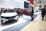 Pengunjung melihat produk mobil yang dipajang di salah satu stan saat pembukaan Indonesia International Motor Show (IIMS) di Surabaya, Jawa Timur, Rabu (29/5/2024). Pameran yang berlangsung hingga 2 Juni 2024 tersebut menampilkan inovasi berbagai kendaraan konvensional dan listrik dari sekitar 26 produsen otomotif dengan target transaksi mencapai Rp240 miliar. Antara Jatim/Moch Asim/um.