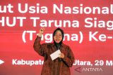 Menteri Sosial Tri Rismaharini (tengah) berbincang dengan pasien saat melihat langsung operasi katarak lansia di Rumah Sakit Umum Cut Mutia, Aceh Utara, Aceh, Rabu (29/5/2024). Kunjungan kerja tersebut untuk meninjau secara langsung fasilitas sentra layanan sosial pada Peringatan Hari Lanjut Usia Nasional (HLUN) 2024 dan HUT Tagana ke-20 yang di pusatkan di Kabupaten Aceh Utara. ANTARA/Rahmad