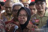 Menteri Sosial Tri Rismaharini (tengah) berbincang dengan pasien saat melihat langsung operasi katarak lansia di Rumah Sakit Umum Cut Mutia, Aceh Utara, Aceh, Rabu (29/5/2024). Kunjungan kerja tersebut untuk meninjau secara langsung fasilitas sentra layanan sosial pada Peringatan Hari Lanjut Usia Nasional (HLUN) 2024 dan HUT Tagana ke-20 yang di pusatkan di Kabupaten Aceh Utara. ANTARA/Rahmad