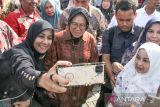 Menteri Sosial Tri Rismaharini (tengah) berbincang dengan pasien saat melihat langsung operasi katarak lansia di Rumah Sakit Umum Cut Mutia, Aceh Utara, Aceh, Rabu (29/5/2024). Kunjungan kerja tersebut untuk meninjau secara langsung fasilitas sentra layanan sosial pada Peringatan Hari Lanjut Usia Nasional (HLUN) 2024 dan HUT Tagana ke-20 yang di pusatkan di Kabupaten Aceh Utara. ANTARA/Rahmad