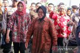 Menteri Sosial Tri Rismaharini (tengah) berbincang dengan pasien saat melihat langsung operasi katarak lansia di Rumah Sakit Umum Cut Mutia, Aceh Utara, Aceh, Rabu (29/5/2024). Kunjungan kerja tersebut untuk meninjau secara langsung fasilitas sentra layanan sosial pada Peringatan Hari Lanjut Usia Nasional (HLUN) 2024 dan HUT Tagana ke-20 yang di pusatkan di Kabupaten Aceh Utara. ANTARA/Rahmad