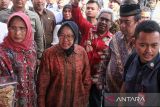 Menteri Sosial Tri Rismaharini (tengah) berbincang dengan pasien saat melihat langsung operasi katarak lansia di Rumah Sakit Umum Cut Mutia, Aceh Utara, Aceh, Rabu (29/5/2024). Kunjungan kerja tersebut untuk meninjau secara langsung fasilitas sentra layanan sosial pada Peringatan Hari Lanjut Usia Nasional (HLUN) 2024 dan HUT Tagana ke-20 yang di pusatkan di Kabupaten Aceh Utara. ANTARA/Rahmad