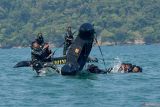 Prajurit Korps Marinir membalikan perahu karet yang digunakan untuk berlindung dari bahaya udara di Pantai Tamban, Tambakrejo, Sumbermanjing Wetan, Malang, Jawa Timur. Kamis (30/5/2024). Kegiatan tersebut dalam rangka Latihan Satuan Dasar (LSD) II dan Latihan Satuan Lanjutan (LSL) I Brigif 2 Marinir TW II Tahun 2024. Antara Jatim/Kopda Mar Moch. Ainul Yakin/Um