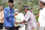 924 keluarga di Sangir Jujuan terima bantuan beras