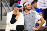Petenis Tsitsipas tanding ganda bersama pacar di French Open 2024