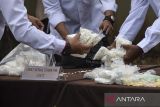 Polisi menunjukan barang bukti obat psikotropika saat pemusnahan di Makopolres Banjar, Kota Banjar, Jawa Barat, Kamis (30/5/2024). Polres Banjar memusnahkan barang bukti 300 botol minuman beralkohol, 390 liter minuman oplosan, dan ratusan ribu butir obat keras terbatas, hasil razia gabungan TNI, Polri, dan Instansi terkait selama periode Januari hingga Mei 2024. ANTARA FOTO/Adeng Bustomi//agr
