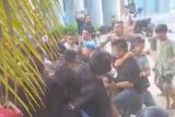 Pro kontra Kecimol, Antar warga Gereneng Lotim bentrok di kantor desa