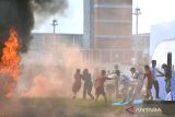 Sejumlah penumpang dan kru pesawat berlari keluar dari pesawat yang mengalami kecelakaan saat latihan penanganan kecelakaan pesawat udara di Bandara Internasional I Gusti Ngurah Rai, Badung, Bali, Kamis (30/5/2024). Simulasi tersebut dilakukan untuk memastikan kesiapsiagaan personel dari seluruh unsur pemangku kepentingan Bandara Bali dalam menanggulangi keadaan darurat. ANTARA FOTO/Fikri Yusuf/wsj.