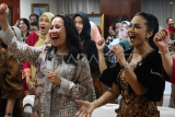 Krisdayanti bernyanyi bersama WNI di KBRI Beijing